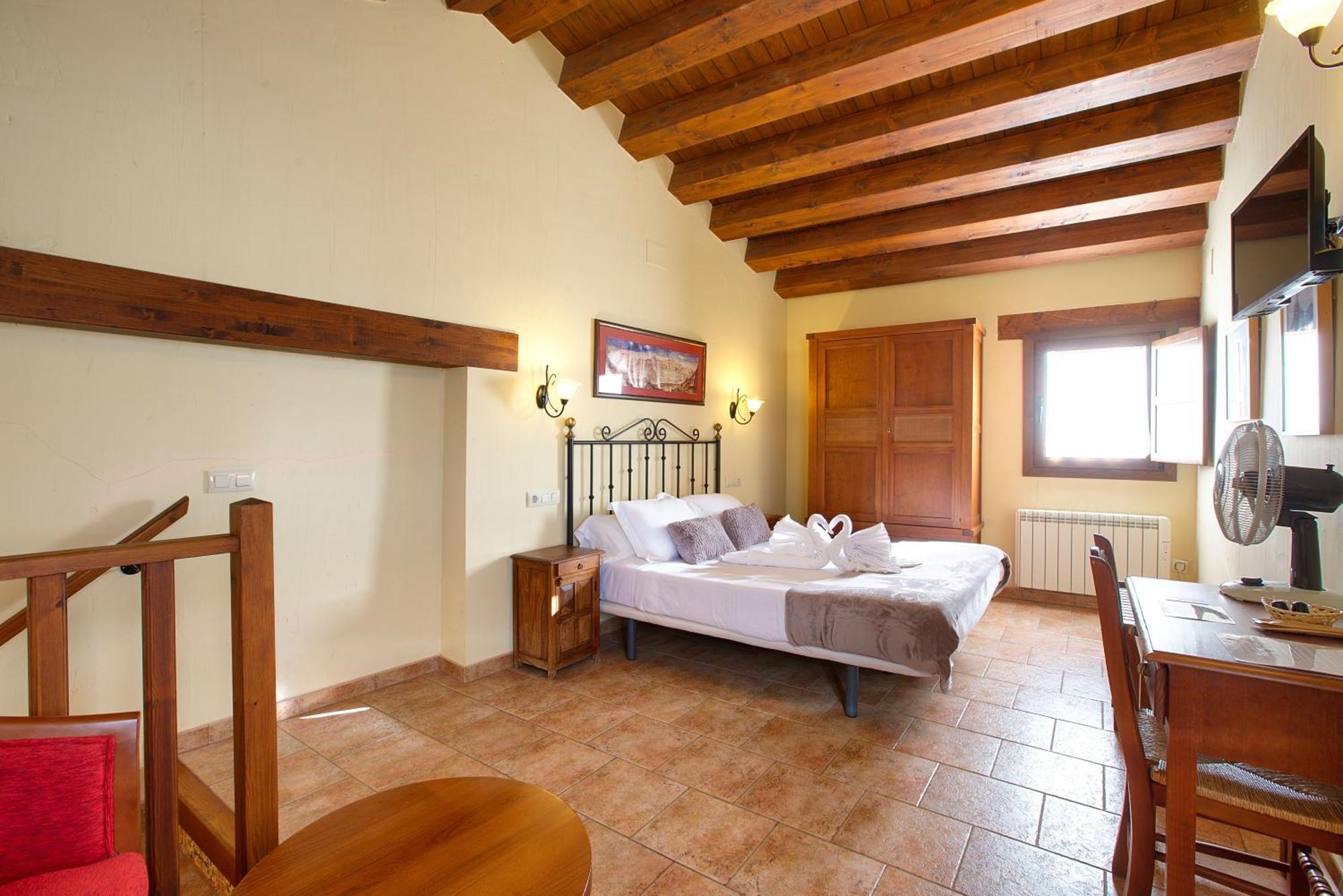 Habitación con cama grande